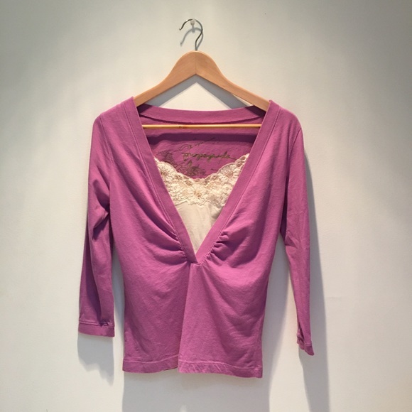 Propaganda long sleeve tee w/ a deep v-neck fuscia - Picture 4 of 13